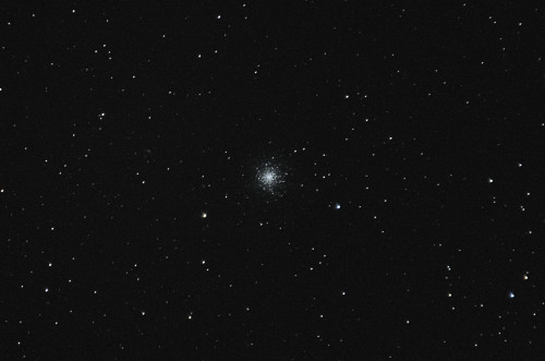 Messier 13 - Herkuleksen pallomainen tähtijoukko Nikon D5100, 200mm/f2.8, ISO3200, 59 x 1,3s
