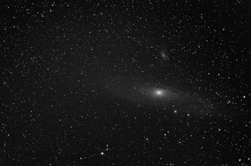 M31 Andromeda ja M110 Nikon D7100, 200mm/f2.8, ISO1600, pinottu 70 x 1,6s